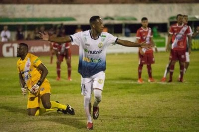 Goleador, Joozinho deixou o dele na vitria decisiva do Crec no Moreno. (Foto: Vinicius Eduardo Photo)