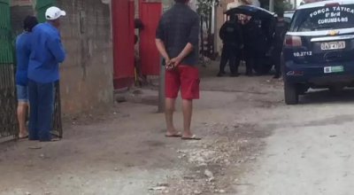 Moradores vendo os policiais perto da viatura aps troca de tiros. (Foto: Dirio Corumbaense)