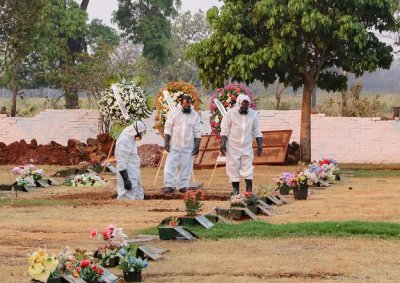 Vítima de covid-19 sendo sepultada em cemitério na Capital (Foto: Kísie Ainoã/Arquivo)
