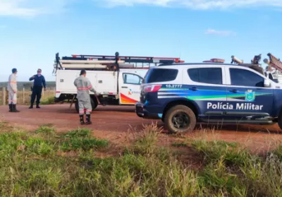 Carro da Energia e viatura da PM no local onde funcionrios foram atacados. (Foto: BNC Notcias)