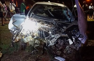 Frente do carro ficou destruda aps o acidente, que aconteceu na noite de sbado (Foto: Rio Brilhante em Tempo Real)