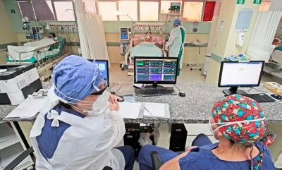 Profissioanis de sade trabalham no Hospital Regional de Mato Grosso do Sul; ao fundo, pacientes internados com covid (Foto: Saul Scharmm/Governo estadual)