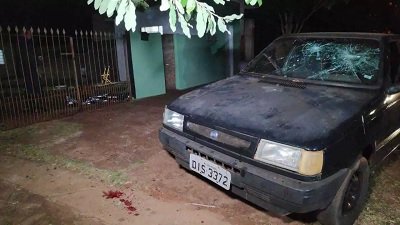 Carro de vtima de assassinato e mancha de sangue na calada (Foto: Adilson Domingos)