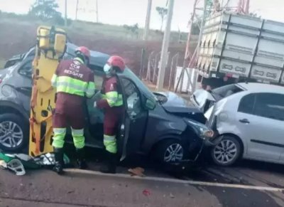 Carro do advogado foi prensado na BR-163, em acidente ocorrido ontem, em Bandeirantes (Foto: Direto das Ruas)