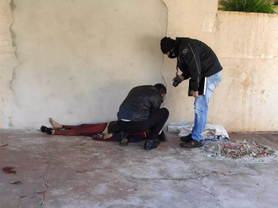 Peritos da Polcia Civil ao lado do corpo encontrado hoje em Dourados (Foto: Adilson Domingos)