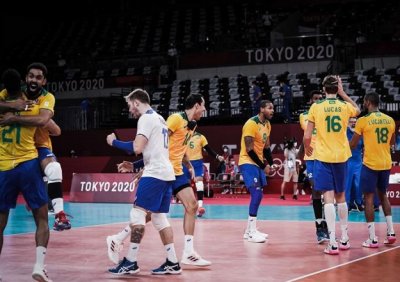 Comemorao da seleo brasileira no final do jogo (Divulgao/FIVB)