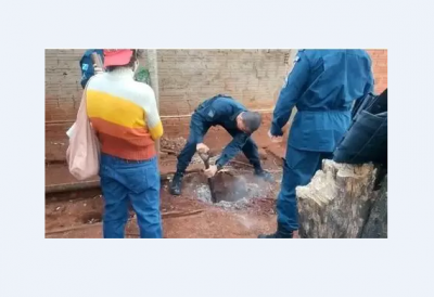 Policial militar cavando nos fundos de residncia no Bairro So Bento (Foto: Divulgao/Sidrolndia News)