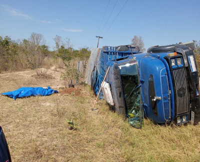 Corpo ao lado de caminhão que tombou em estrada vicinal, em Coxim (Foto: Sidney Assis)