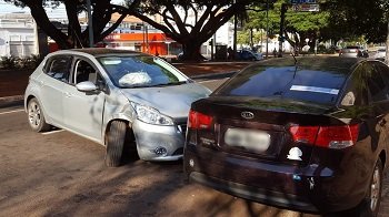 Veículo estava estacionado quando foi atingido e prensado contra o poste. - João Ramos/Midiamax