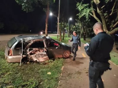 Palio Weekend ficou com a lateral destruda aps batida (Foto: Rio Brilhante em Tempo Real)