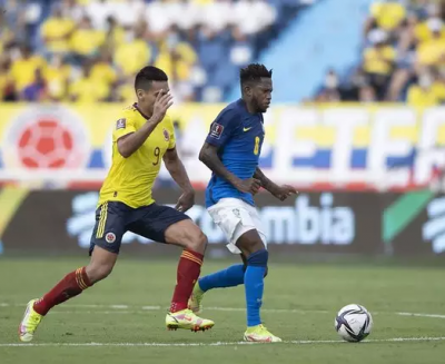 Disputa de bola durante a partida desta noite. (Foto: Lucas Figueiredo/CBF)