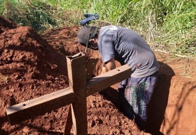 Filho cava a sepultura do prprio pai, primeiro indgena morto por covid-19 em Dourados, em junho de 2020 - Arquivo Marcos Morandi