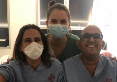 Na foto, mãe e filho ao lado da enfermeira Karen Leguiça