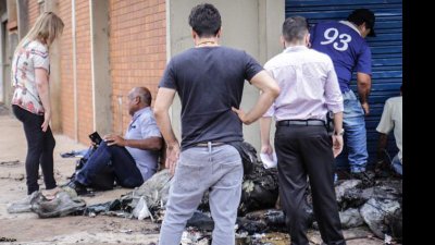 Proprietrio da tapearia teve que ser amparado. - (Foto: Henrique Arakaki - Jornal Midiamax)