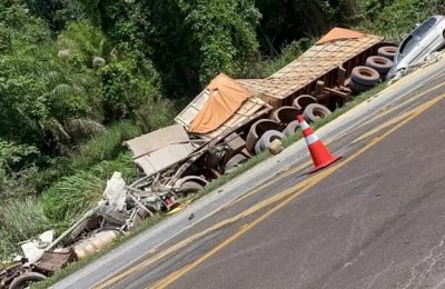 Carreta tombou aps desviar de outra na BR-163. (Foto: Idest)