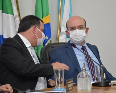 Odilon Ribeiro e Wezer Lucarelli durante evento na sede do Legislativo