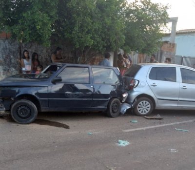 Carros atingidos pelo veiculo