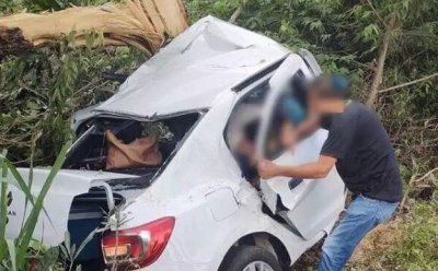 Homem tentando socorrer as vtimas do acidente. (Foto: Dirio Corumbaense)