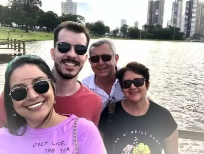 Pouco antes de pegar a estrada, Daniela postou foto com namorado e os pais: