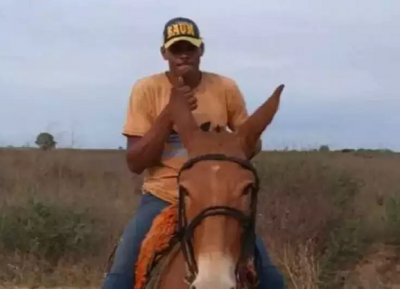 Cleber, de 20 anos, montado em cavalo na fazenda onde trabalhava (Foto: Dirio Corumbaense)