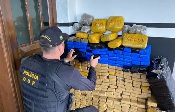 Policial contabilizando a quantidade droga apreendida durante uma ocorrncia (Foto: divulgao / PM)