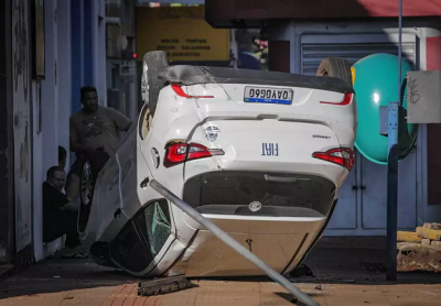 Argo capotou e parou em calada. (Foto: Marcos Maluf)