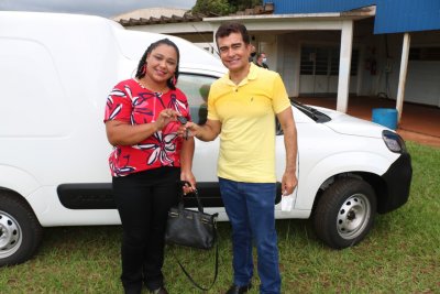 Legenda: Marçal FIlho entrega chaves do furgão para a agricultora familiar Cícera Maria