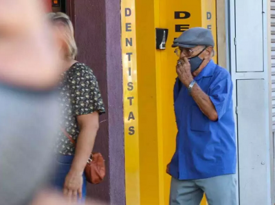 De mscara, homem caminha pelo Centro de Campo Grande. (Foto: Henrique Kawaminami)
