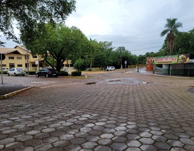 Ponte foi liberada aps reforma antes de pintar por causa da chuva