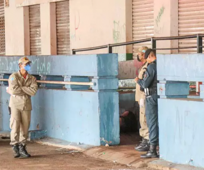 Corpo do homem estava cado em rampa que d acesso  parte interna do prdio. (Foto: Henrique Kawaminami)