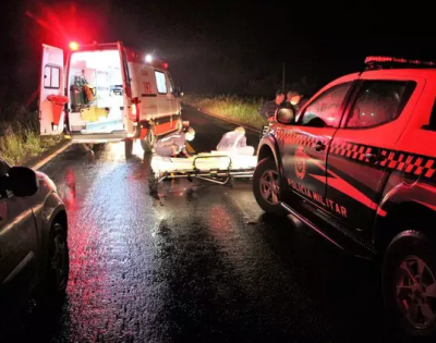 Jovem sendo socorrido pelo Samu depois de acidente. (Foto: Nova News)