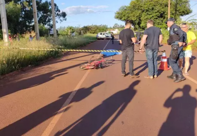 Corpo do militar ficou no meio da pista, a um metro da bicicleta. (Foto: Adilson Domingos)