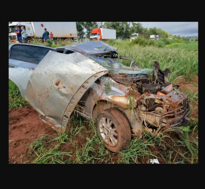 Fiat Palio dirigido por Amanda ficou destrudo com a batida. (Foto: Da Hora Bataguassu)