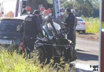 Ford Ka ficou com a frente totalmente destruda e a SW4 capotou e foi parar em rea de vegetao (Foto: Marcos Maluf)