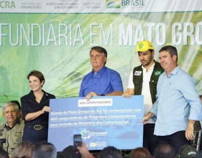 Tereza Cristina , Jair Bolsonaro, o ministro Fbio Faria e Eduardo Riedel, durante evento em Ponta Por - Arquivo/Correio do Estado