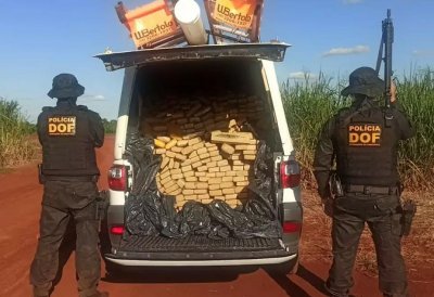 Policiais ao lado do veculo com 1.175 quilos de maconha (Foto: Divulgao)