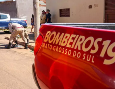 Bombeiros recolhendo pertences de adolescente que levou tiros em rua de CG (Foto: Henrique Kawaminami)