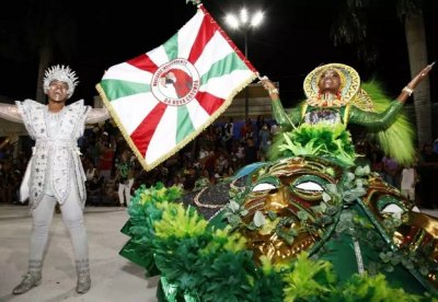 Mestre-sala e porta-bandeira durante apresentao na avenida (Foto: Ren Marcio Carneiro/PMC)