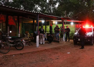 Policiais periciando rea onde vtima foi morta. (Foto: Henrique Kawaminami)