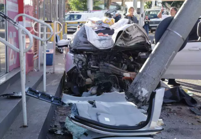 Após atingir poste, veículo ficou totalmente destruído. (Foto: Kísie Ainoã)