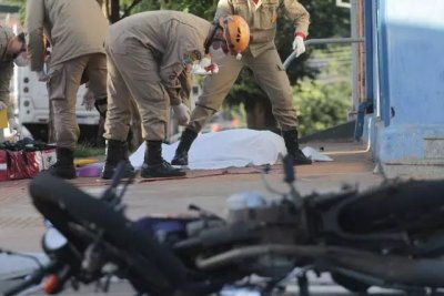 Renato morreu no local do acidente, no Centro de Campo Grande (Foto: Marcos Maluf)