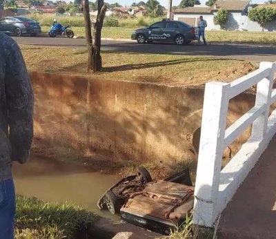 Veculo caiu dentro do Crrego Fazendinha, depois que motorista perdeu controle da direo. (Foto: Direto das Ruas)