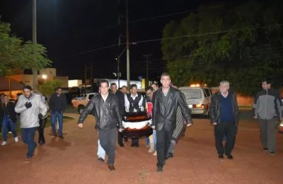 Governador Ronald Acevedo cruza a praa carregando o caixo do irmo (Foto: ABC Color)