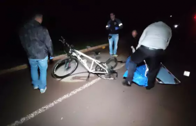 Bicicleta amassada estava na pista, ao lado do corpo do rapaz. (Foto: Adilson Domingos)