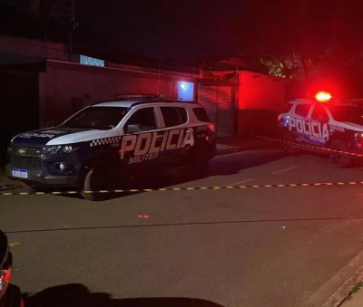 Viaturas na rua onde o homem foi baleado. (Foto: Polcia Militar)