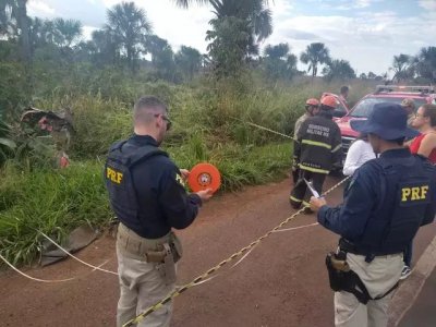 Movimentao de policiais rodovirios federais e Corpo de Bombeiros no local onde ocorreu o acidente (Foto: Ana Paulo Chuva)