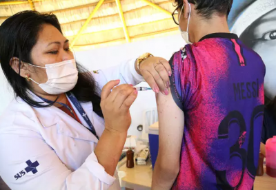 Jovem  vacinado contra a gripe, em Campo Grande. (Foto: Ksie Aino)