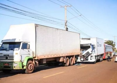 Engavetamento envolveu trs veculos, dois caminhes e um nibus (Foto: Henrique Kawaminami)