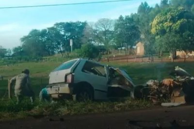 Fiat Uno ficou com a frente destruda (Foto: Vale do Ivinhema)