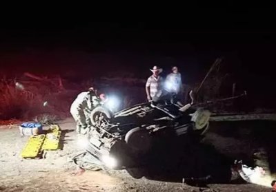 Fiat Uno ficou com as quatro rodas para cima depois de coliso com capivara (Foto: Coxim Agora)